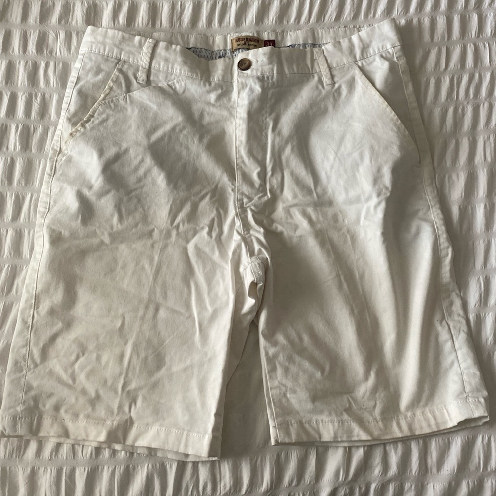 White cotton shorts with a relaxed fit, good for casual summer days